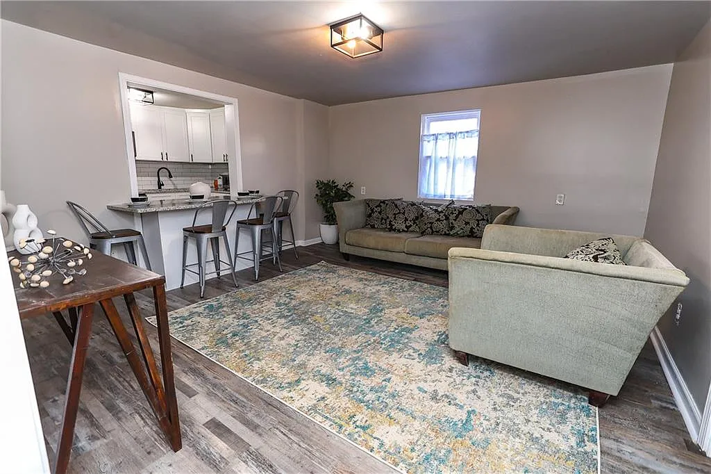 3 bed, 2.0 bath, 1800 sqft, $1,800 — Photo 1
