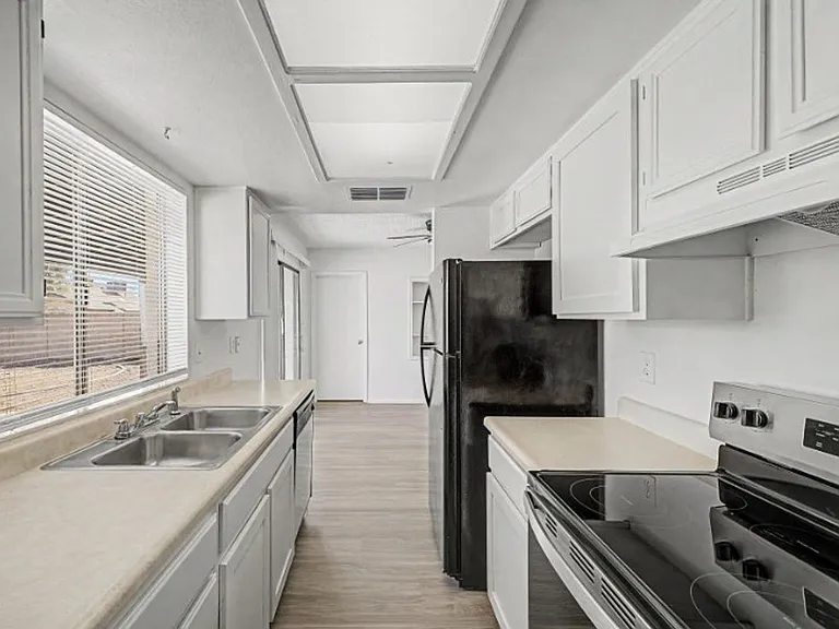 10719 W Vista Ave — Photo 10