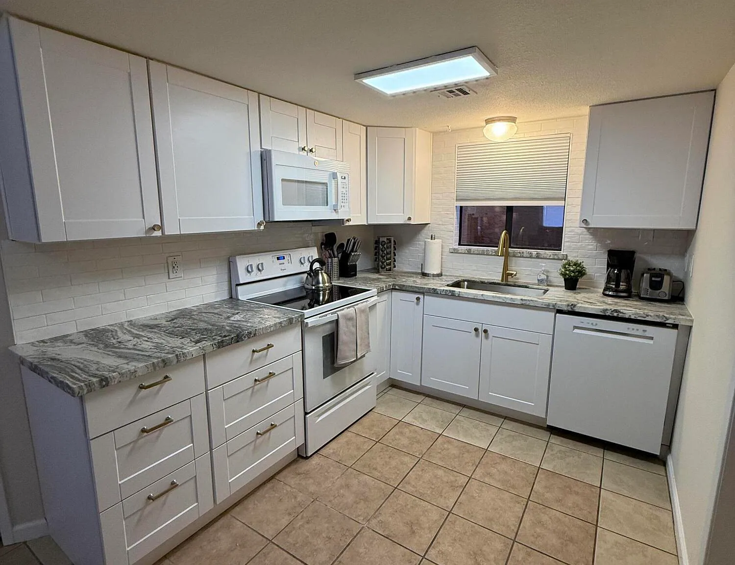 3 bed, 1.0 bath, 894 sqft, $1,800 — Photo 1