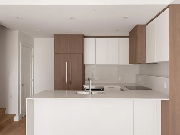 378 W 45th Ave #207, Vancouver, BC V5Y 2W6