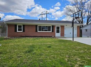 9509 Oak Ridge Dr, Omaha, NE 68147