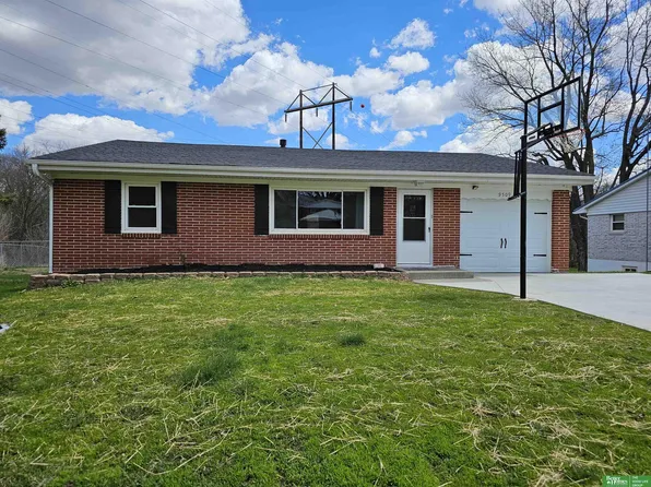 9509 Oak Ridge Dr, Omaha, NE 68147