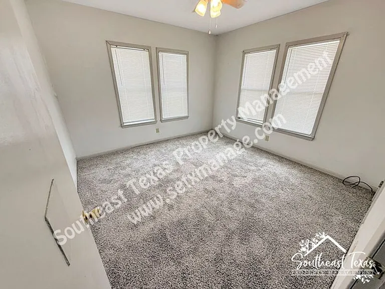 6129 Howe St — Photo 6