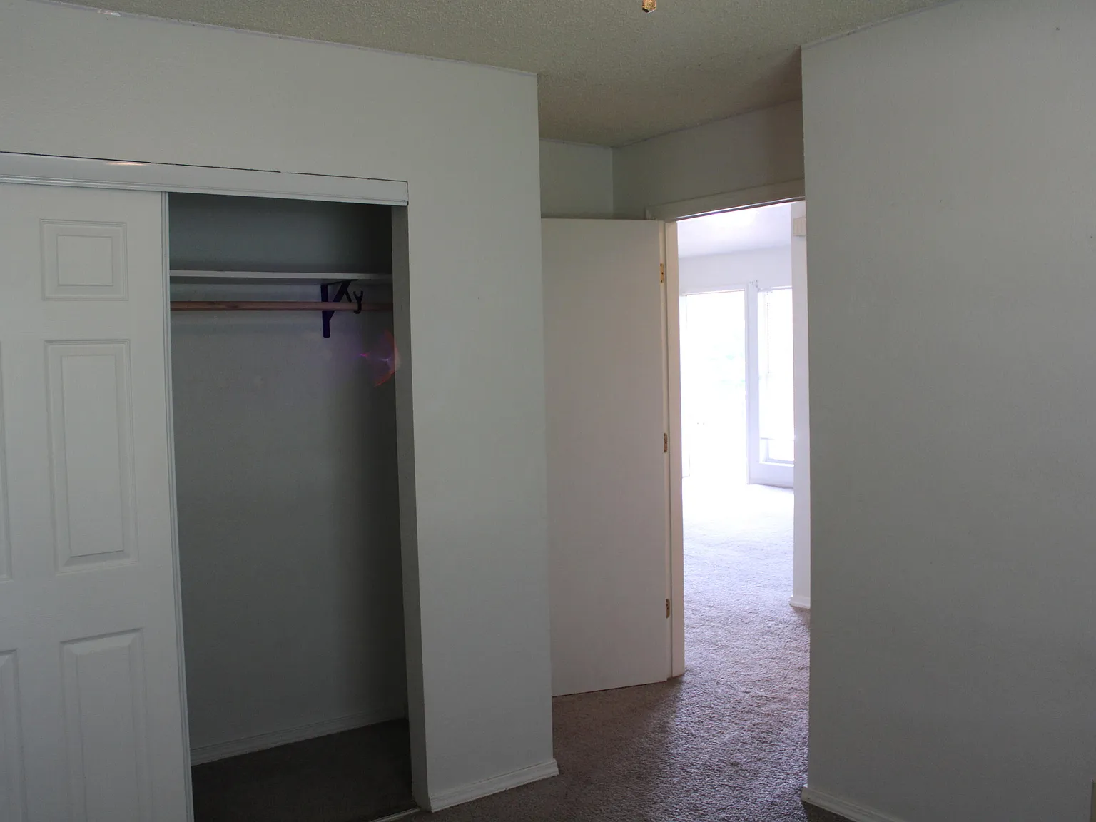 2 bed, 1.0 bath, 884 sqft, $975 — Photo 4