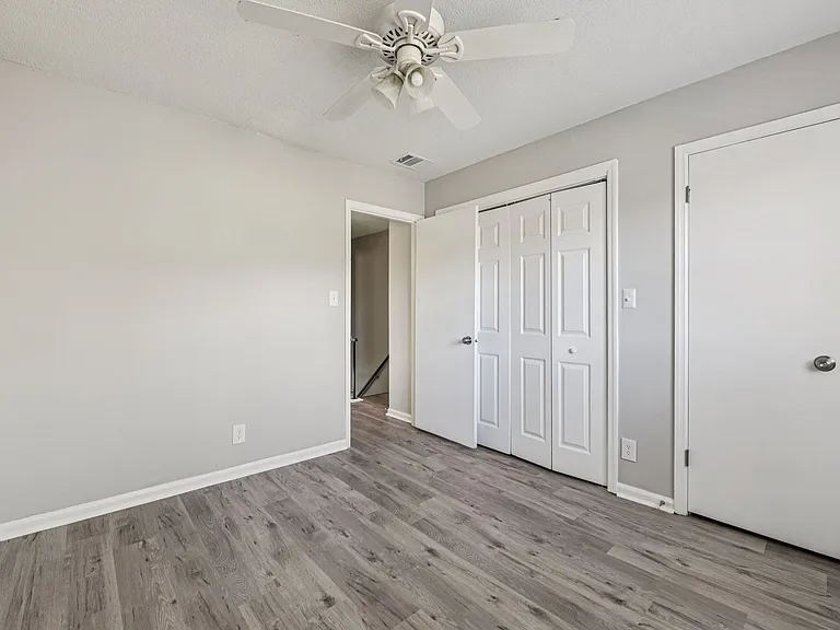 Beautiful Chesney Woods Townhomes — Photo 17