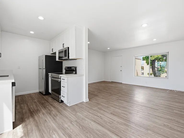 635 Emory St #14 — Photo 1