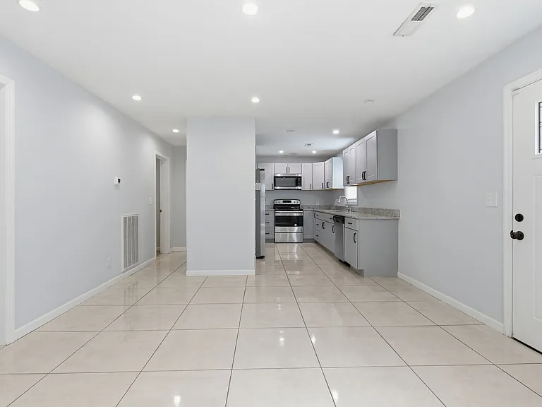 408 Elgin St #B — Photo 5
