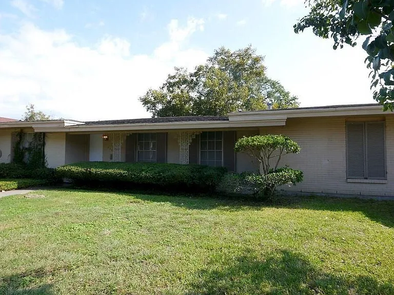 449 Parade Dr — Photo 1
