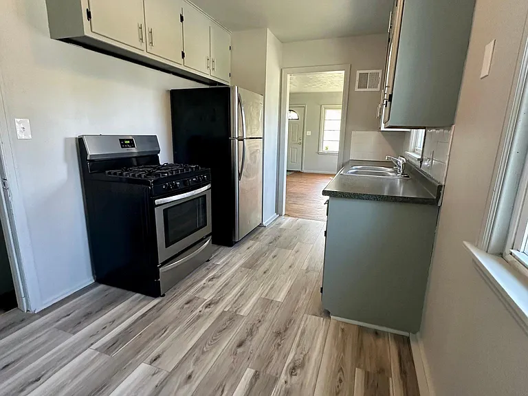 1726 Roosevelt Cir — Photo 11