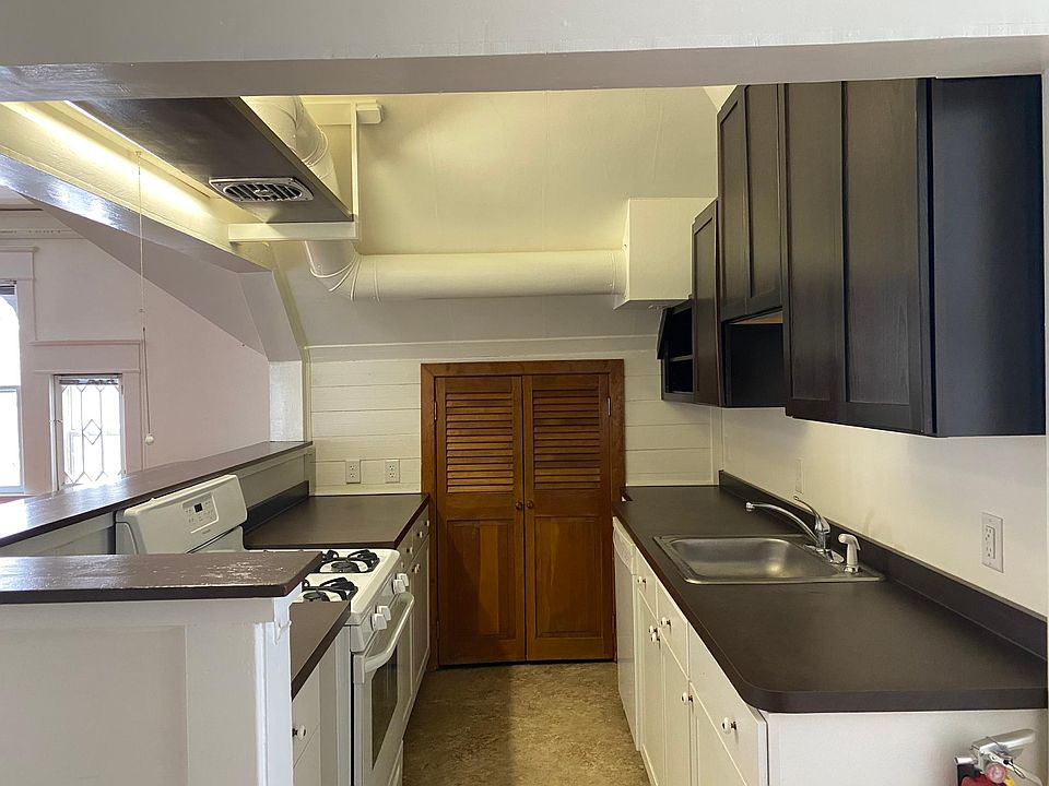 1st image of 146 Victoria St S #3