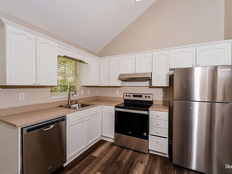 6725 Crossbrook Ln — Photo 2