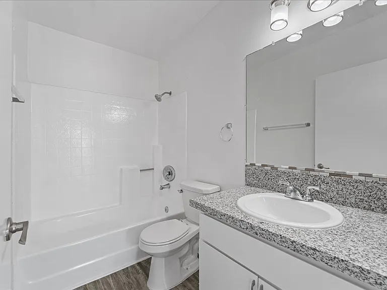18547 Saticoy St #10 — Photo 13