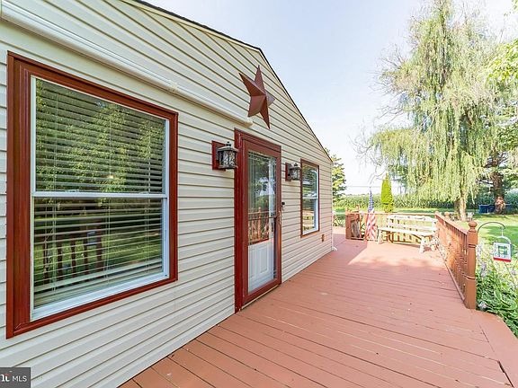 3rd image of 2 Windy Hill Ln
