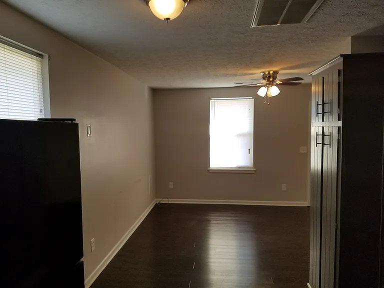 1421 Florence Ave — Photo 4
