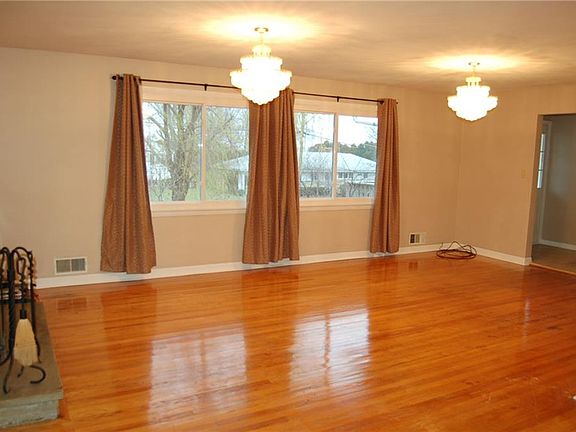 4th image of 305 Windsor Dr