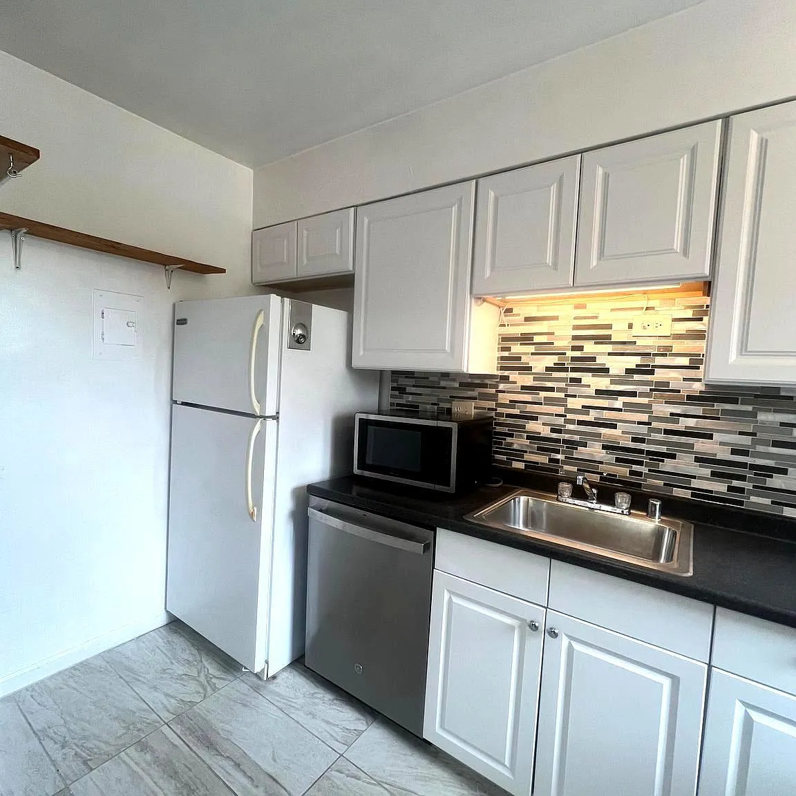 3 bed, 1000 sqft, $2,420 — Photo 3