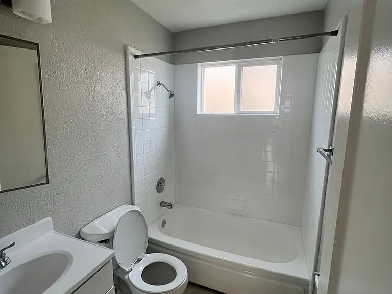 El Camina Apartments — Photo 8