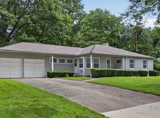 8209 Beverly St, Prairie Village, KS 66208