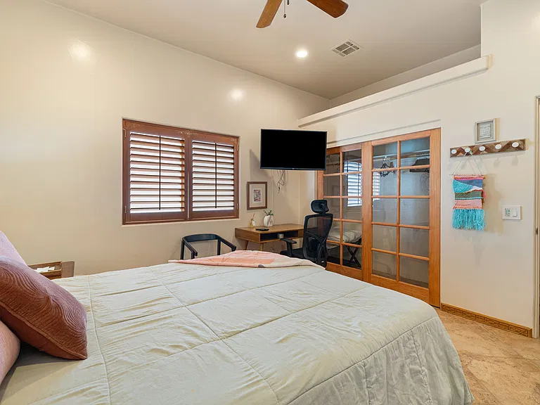 Guest bedroom - queen bed