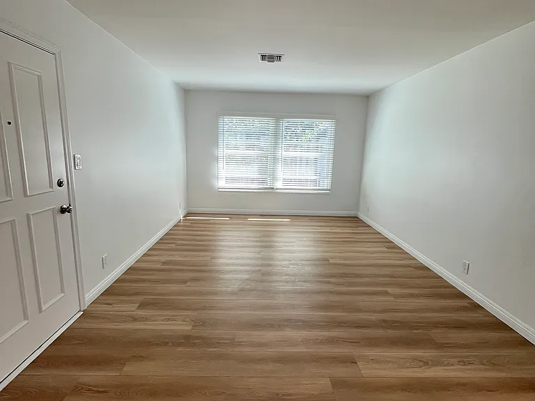 Stadium Park Apartments — Photo 15