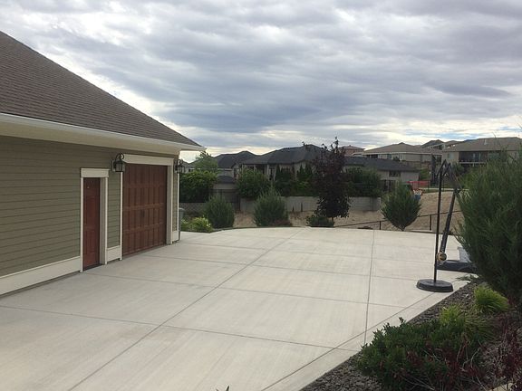 3rd garage bay- Lg driveway