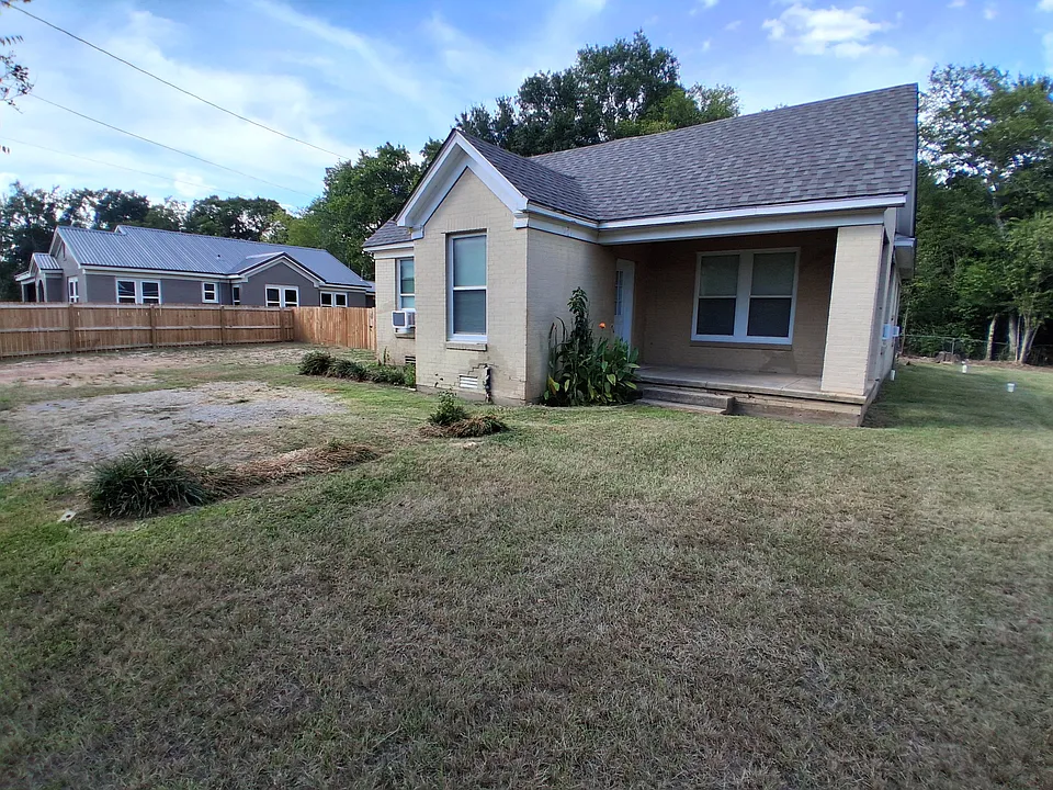 1002 E Bowie Ave