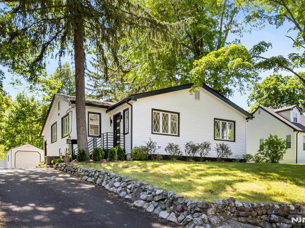 137 Myrtle Ave, Allendale, NJ 07401