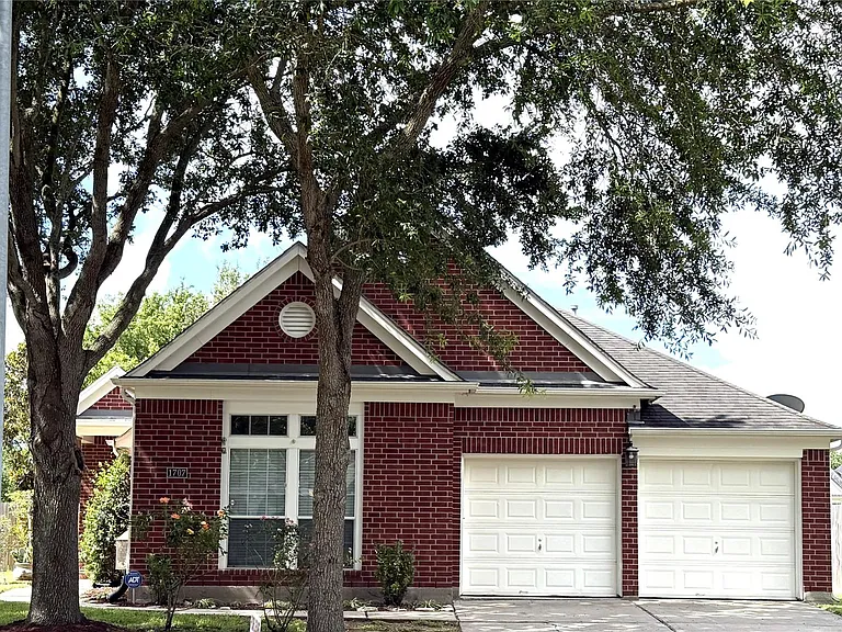 1707 Magnolia Lk — Photo 1