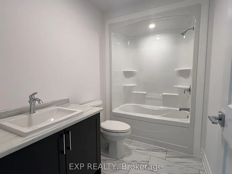7532 Splendour Dr #UPPER — Photo 19