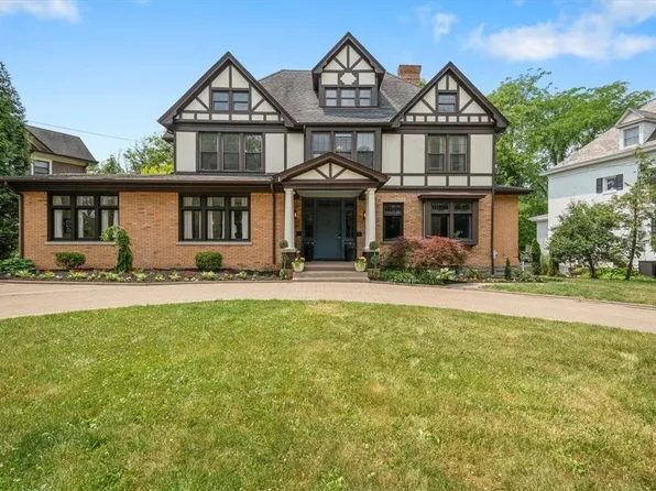 41 Edgecliff Rd, Carnegie, PA 15106