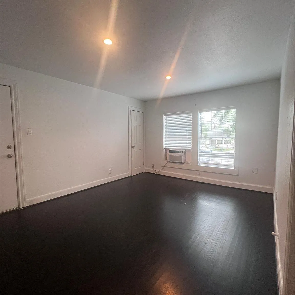 1 bed, 1.0 bath, 500 sqft, $945 — Photo 2