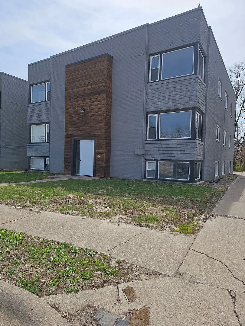 223 E 35th St. Davenport, IA 52806 — Photo 1
