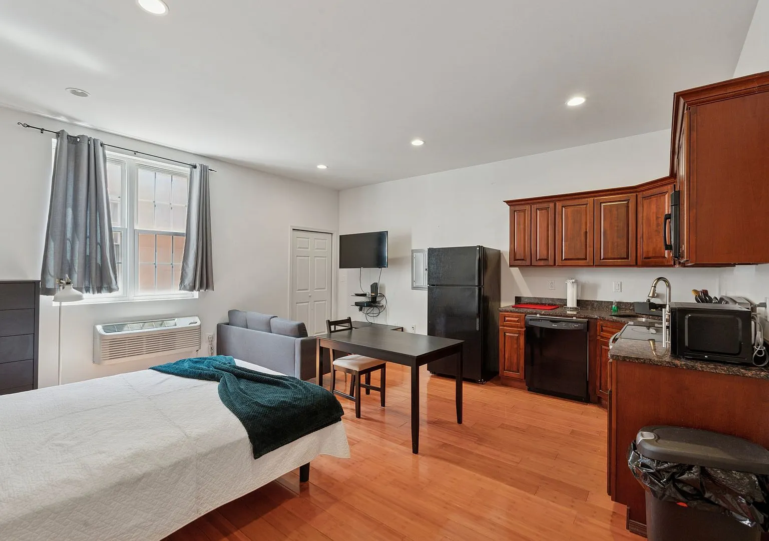Large Studio - Washington Square West — Photo 2