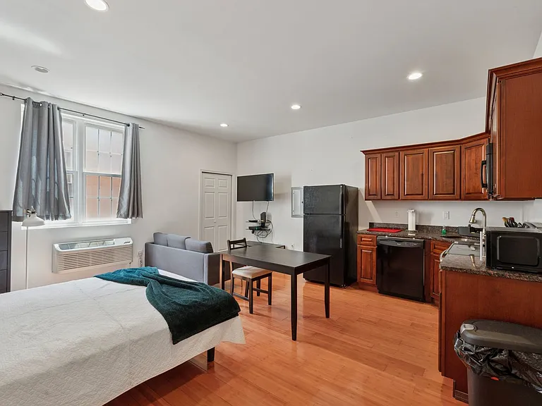 1204 Chestnut St #201 — Photo 2