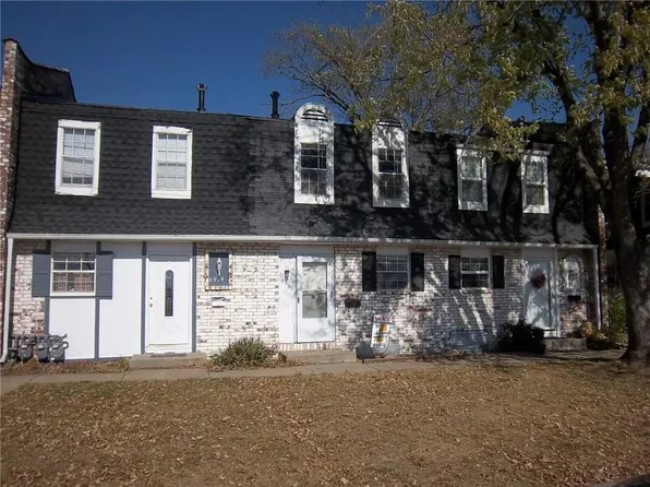 6916 NW Chapel Woods Ln, Kansas City, MO 64152