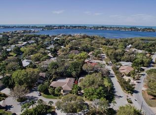 1875 Buccaneer Cir, Sarasota, FL 34231
