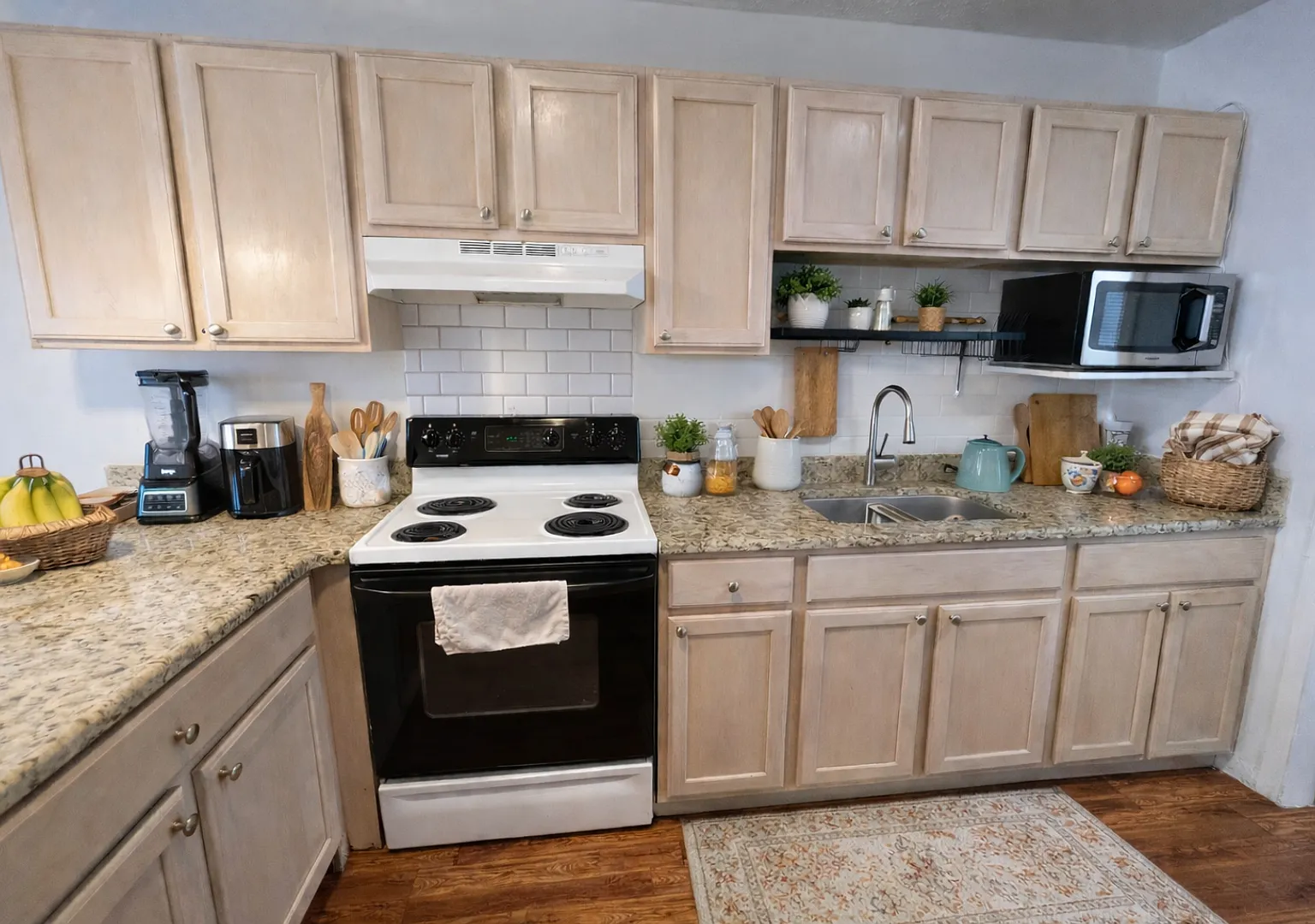 True 1 Bedroom Overlooking Doak Campbell — Photo 3