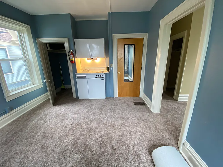 527 E College St #3 — Photo 3