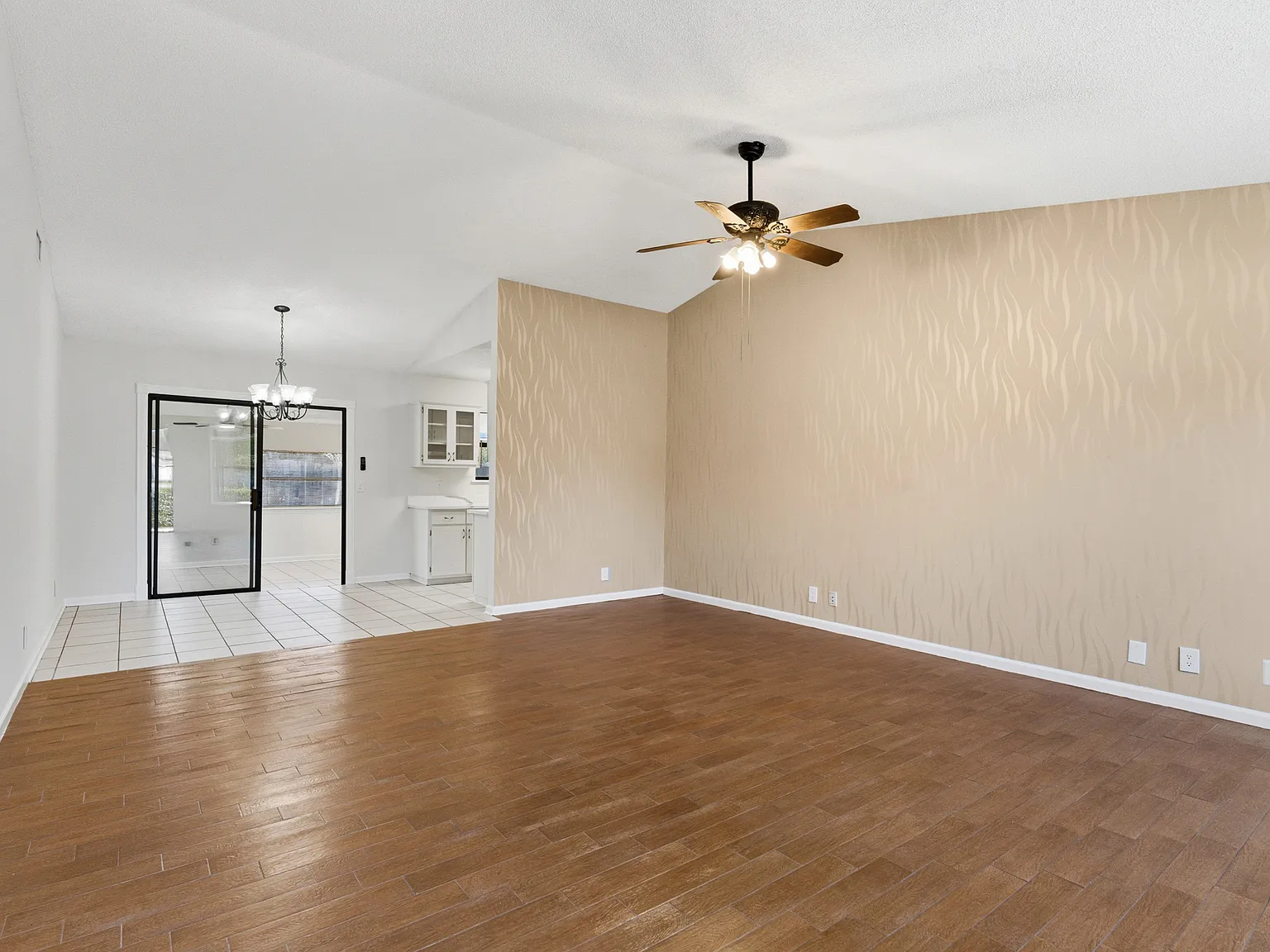 3 bed, 1229 sqft, $1,900 — Photo 1