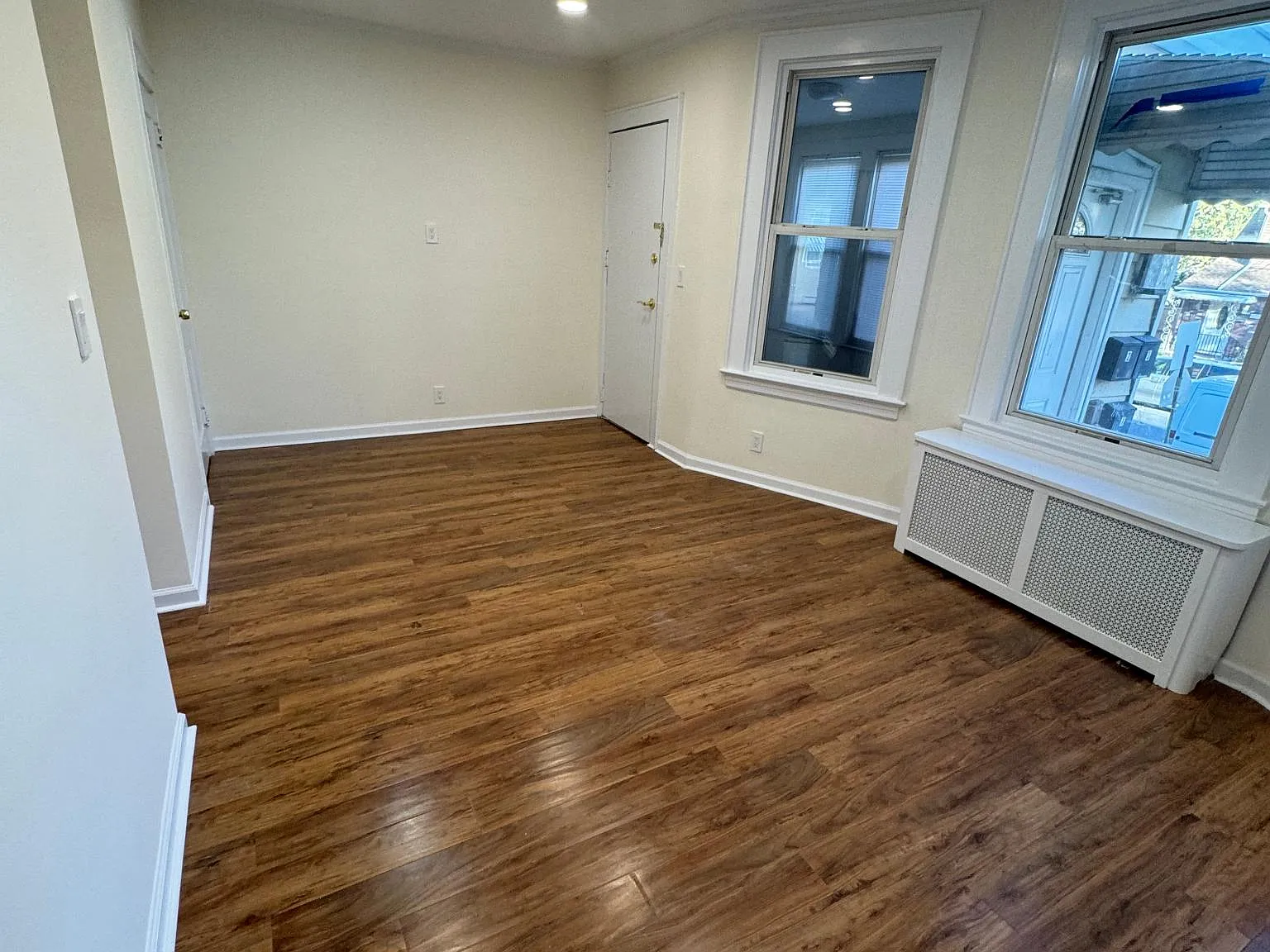 273 Davis Ave — Photo 4