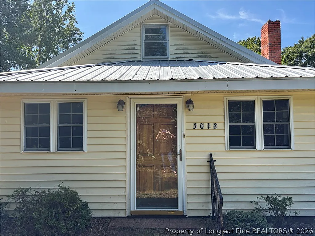 2 bed, 1.0 bath, 1051 sqft, $1,200 — Photo 1
