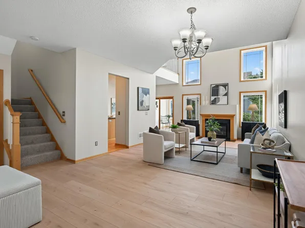 594 Sutherland Dr, Woodbury, MN 55129
