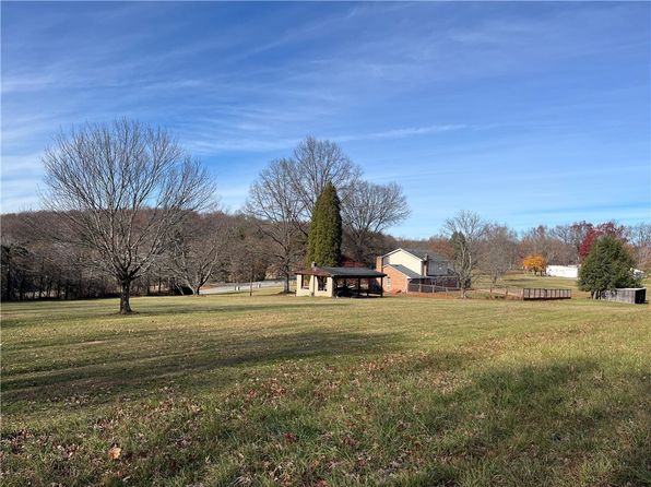 532 W Sunbury Rd, Butler, PA 16001