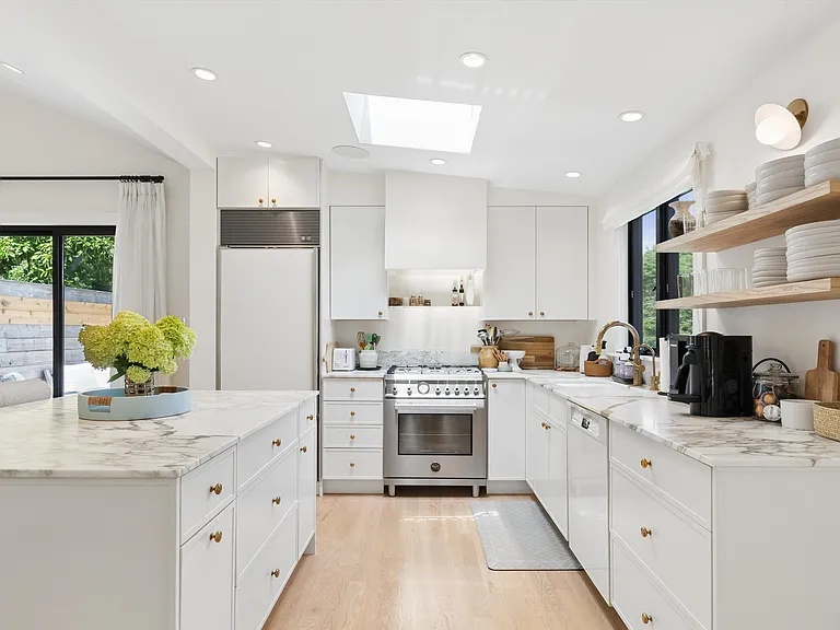 244 Edge Of Woods Rd — Photo 15