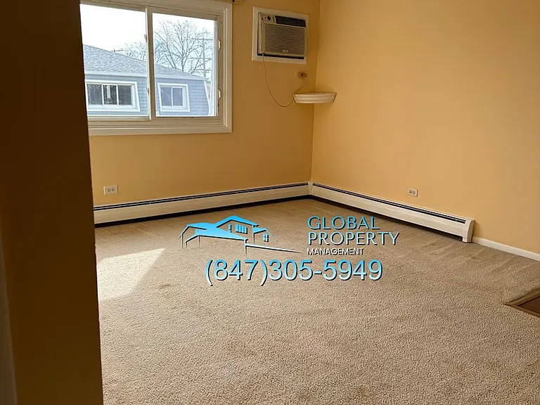 260 E Grand Ave — Photo 13