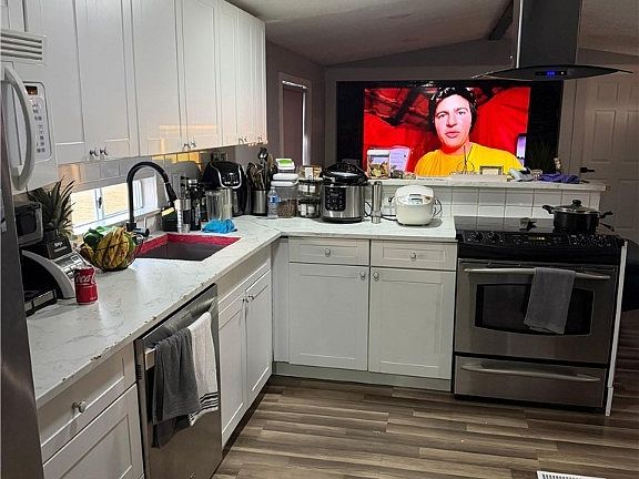 3rd image of 1011 Della Tobias Ave