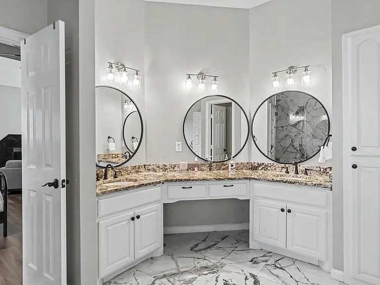 2451 Valley View Dr — Photo 9
