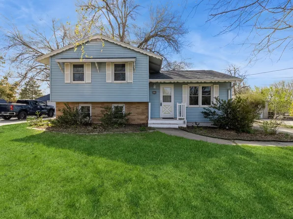 4929 E Oakwood Dr, Pleasant Hill, IA 50327