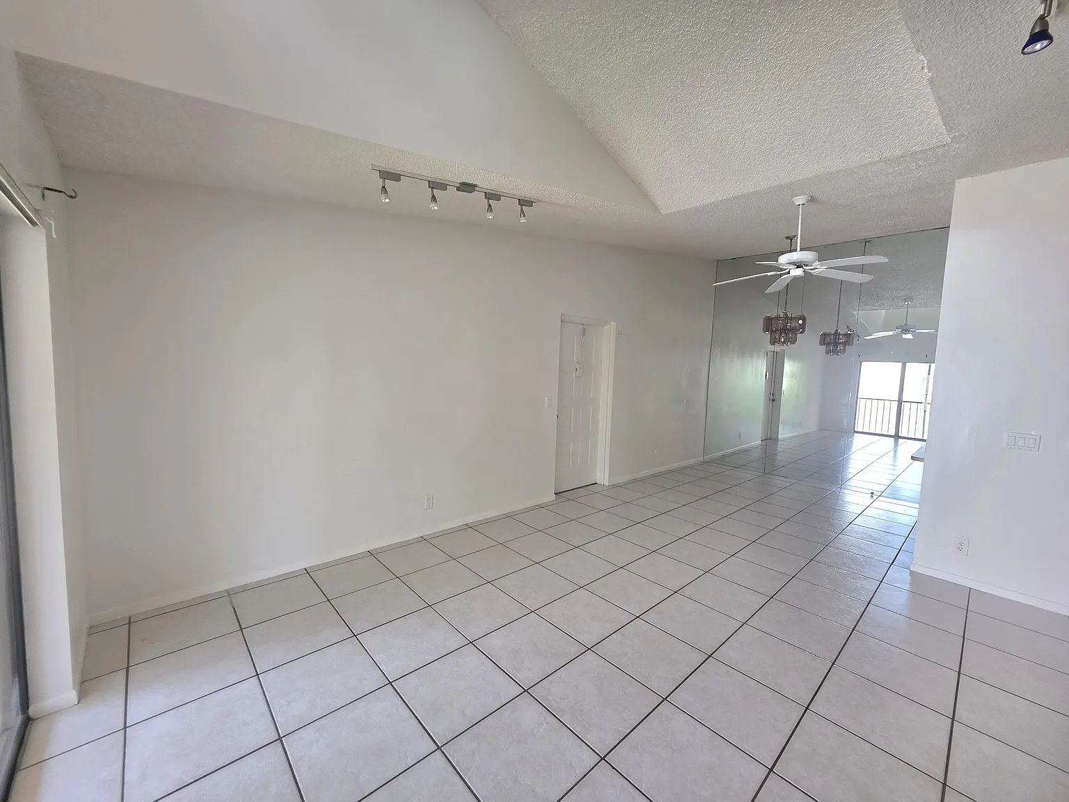 2 bed, 2.0 bath, 1005 sqft, $1,800 — Photo 2