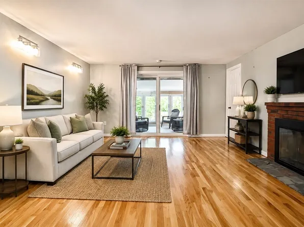 9 Champlain Dr, Hudson, MA 01749